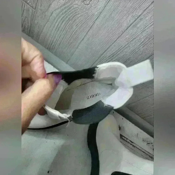 NWT, Forever 21 white boots. Size 8 - Picture 5 of 8